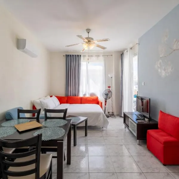 Cozy 1 bedroom apartment in walking distance to the municipal beach, hotel em Pafos