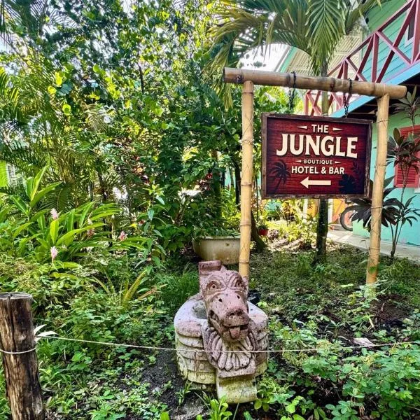 The Jungle Hotel and Bar, hotel di Bocas Town