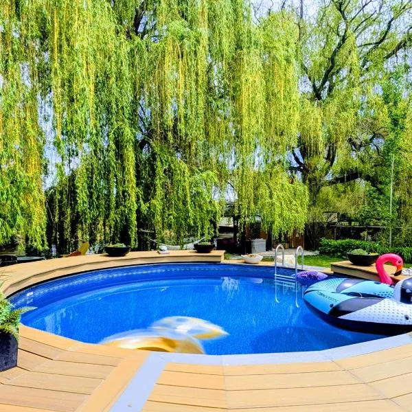 Waterfront Oasis with Pool, Hot Tub & Pet Friendly, hotel a Kelowna