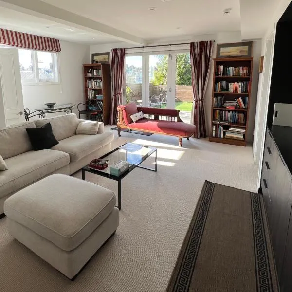 Luxury Flat Grey Lynn, close city with car pad, hotel in Auckland