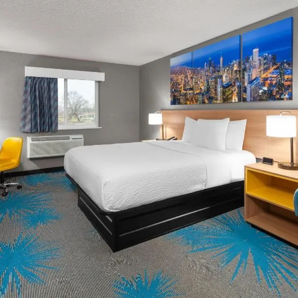 Days Inn by Wyndham Waukegan Great Lakes-Free Breakfast and Naval Base Shuttle, hotel di Waukegan