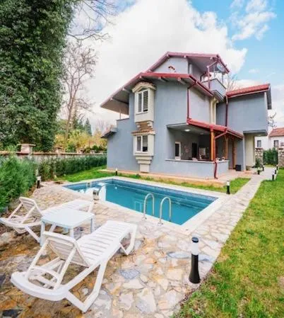 Deep Luxury Sapanca، فندق في صبنجة