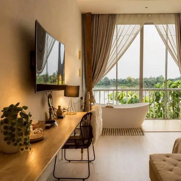 White Wall Riverfront Hotel โรงแรมในกำแพงเพชร