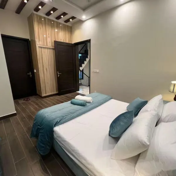 Luxury 2 Bedroom Apartment with 2 AC & Free Parking, hotel v destinaci Lahore