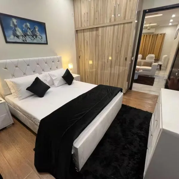 Luxury 2 Bedroom Apartment with 2 AC & Free Parking, hotel di Lahore