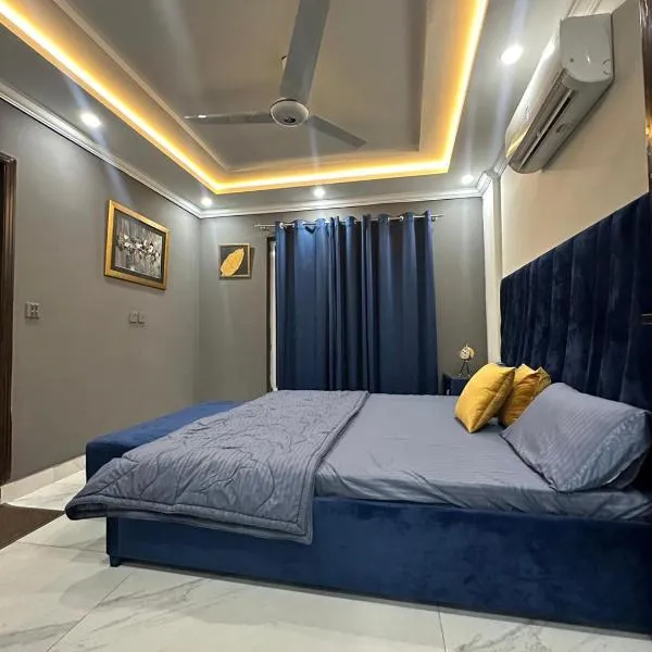 Luxury one or two bed apartments Bahria Town Lahore, hotel v destinaci Lahore