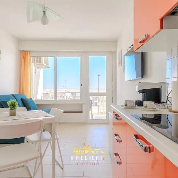 Lido degli Estensi Fronte Mare e Balcone, хотел в Комакио
