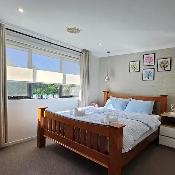 Immaculate Quiet Home with Pool and Gym Ideal for Great Ocean Road Stopover, Hotel in Wyndham Vale