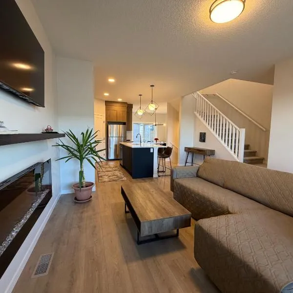 Beautiful New House in Alpine Park, Calgary, khách sạn ở Calgary