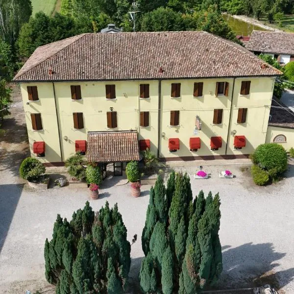 Hotel Antico Casale、Vigarano Mainardaのホテル