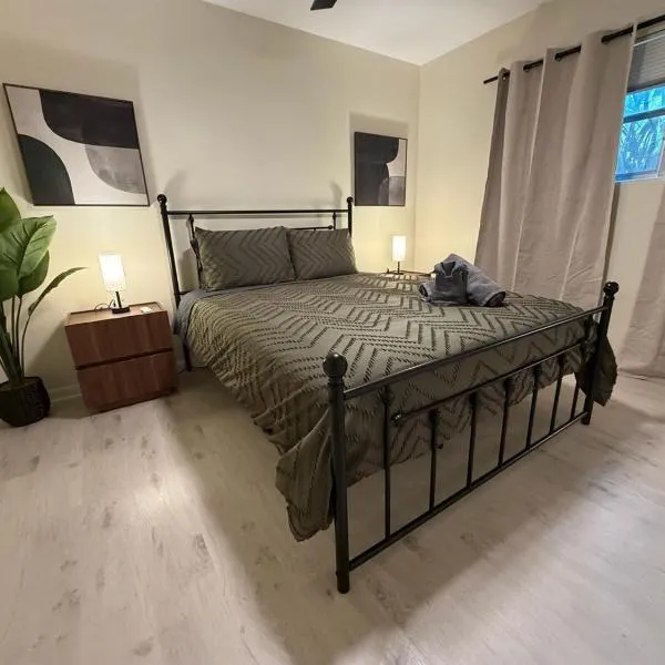 Mid Term Rental 2 Bedroom Retreat Steps to Lake Eola Thornton Park, hotel Orlandóban