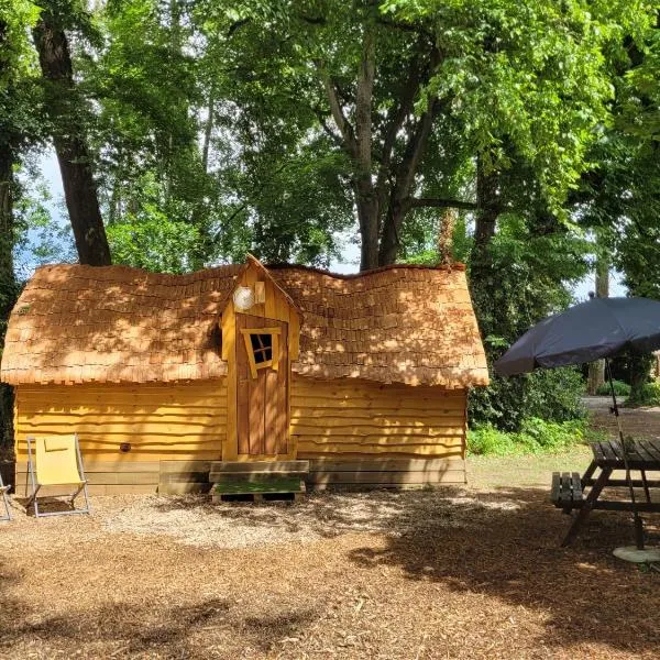 Cabane Magique 4 Personnes, hotel sa La Bâtie-Montgascon