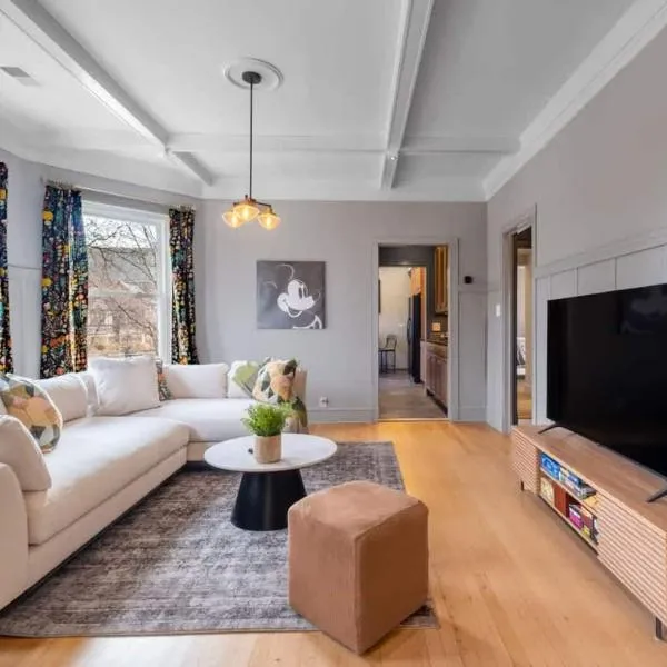 Elegant and Chic 2Bed 2Bath steps from the lake!, khách sạn ở Chicago