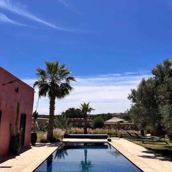 Villa Casa Misasha - un havre de paix - piscine chauffée hiver, хотел в Есувейра