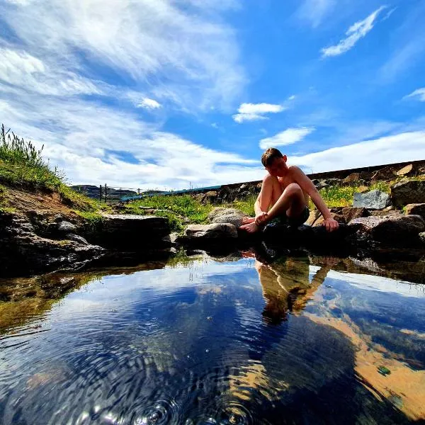 Hótel Laugarhóll with natural hot spring, hotelli kohteessa Laugarholl