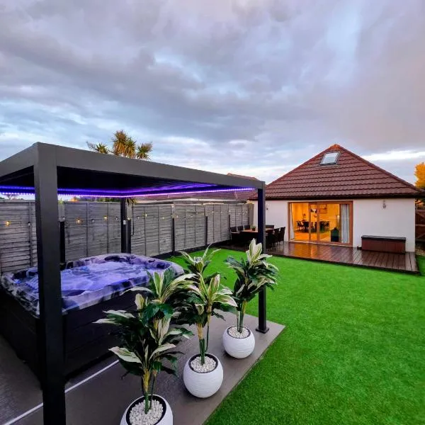Viesnīca Private Luxe Bournemouth 5BR-7 Beds-3 Bath-Garden-Parking Bornmutā