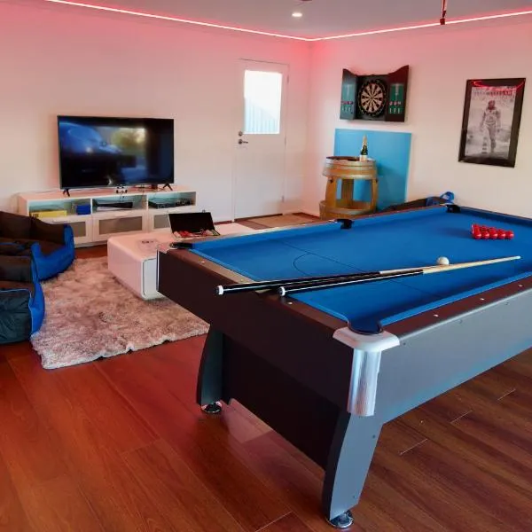 Beyond Oasis - Philip Island, Sleeps 10, Gaming Room, BBQ, Outdoor Firepit, hotel u gradu Cowes