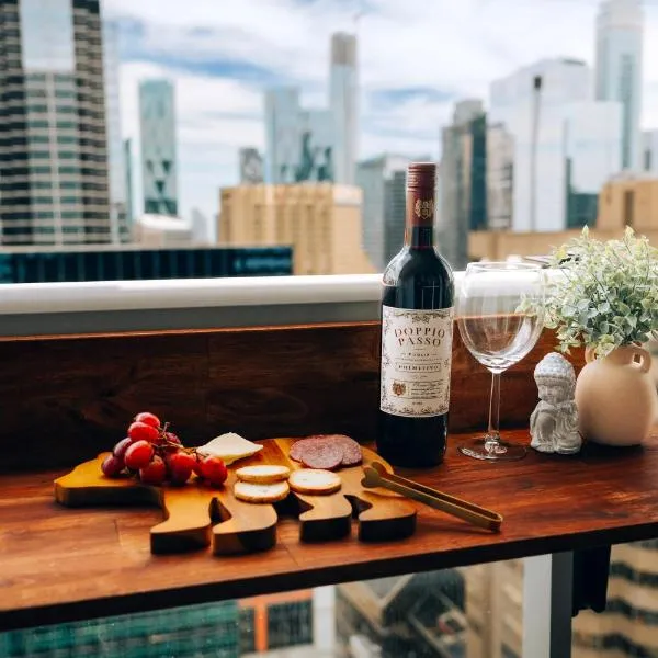 CN Tower & lake view 21st Floor Downtown Toronto Condo with rooftop pool, hotel Torontóban
