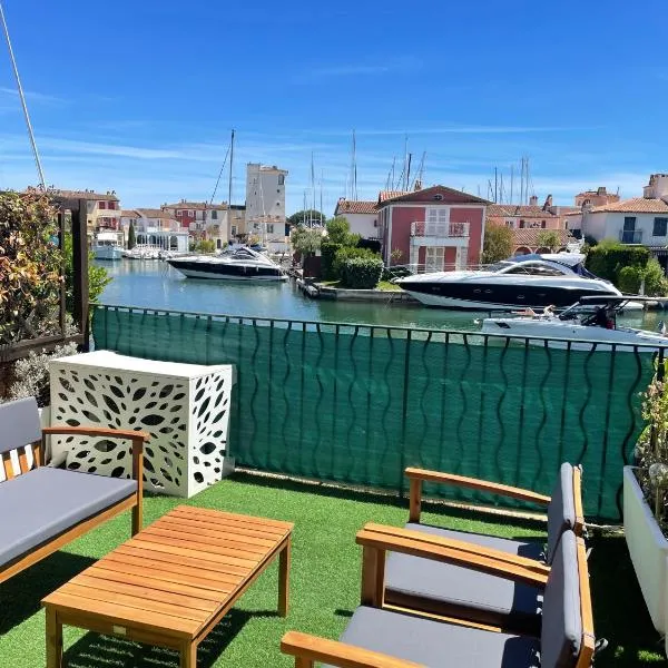 Appartement rue de l'amarrage à PORT GRIMAUD avec Terrasse vue canaux et garage, hotel em Grimaud