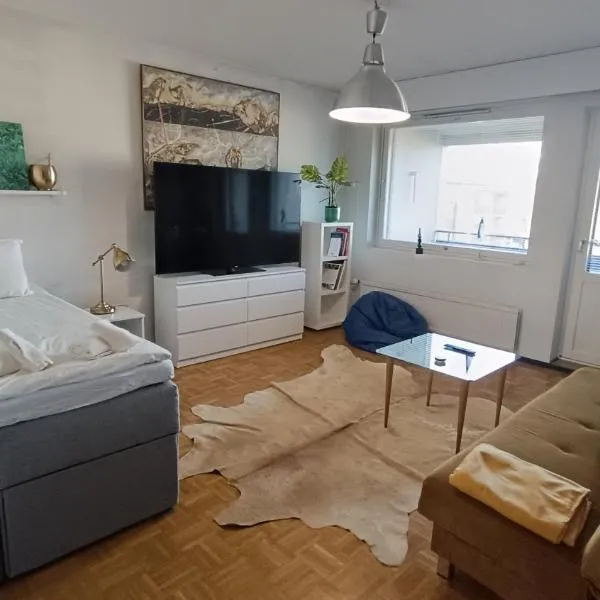 Large Private Room with Glass balcony " Shared Apartment" in Tikkurila Near Helsinki Airport & 24 hours train & bus Bars, restaurants, cafés and supermarkets are all within walking distance- room only, hotel v destinácii Vantaa