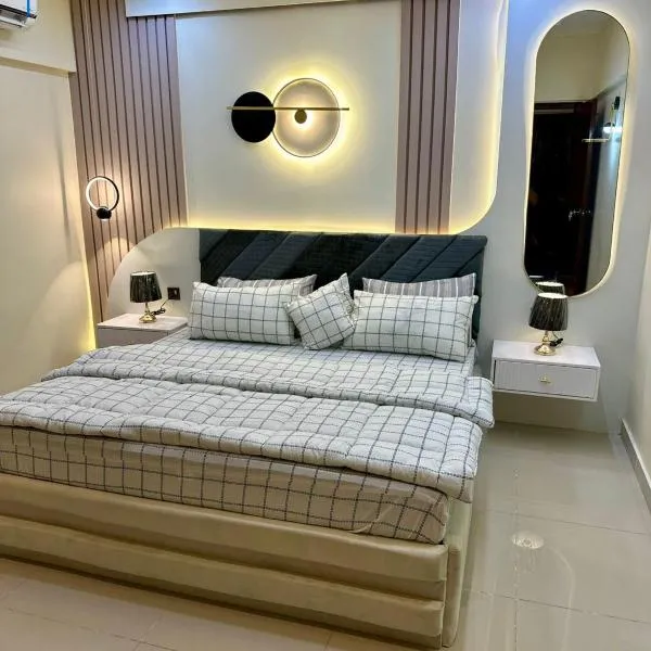 Designer 1BR & 2BR Apartment in DHA With TV & AC, hotel em Karachi