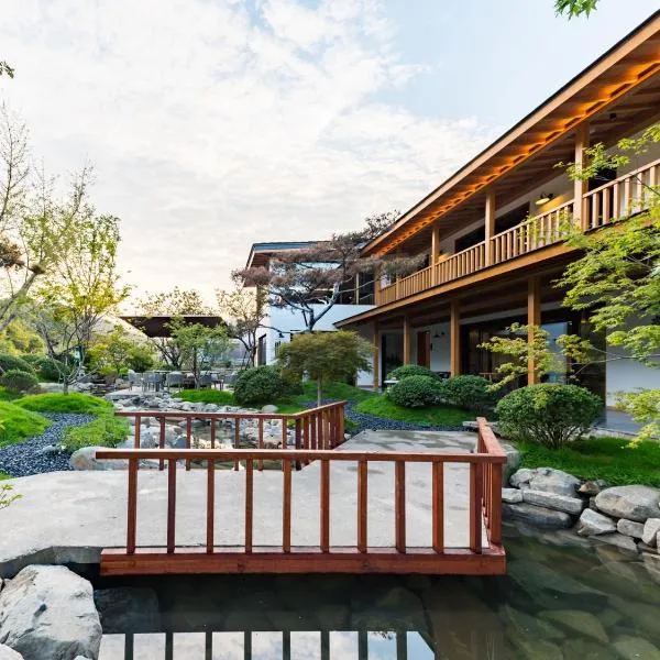 花筑 听山民宿, hotel em Weihai