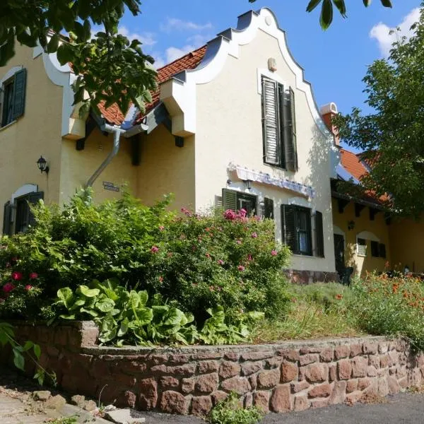 Hillside Apartments, hotel in Révfülöp