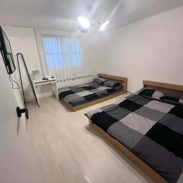 2, near hongdae, 1st floor,3beds, 2rooms, khách sạn ở Seoul