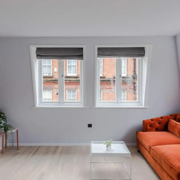 Top-Floor Soho Flat - AC - Sleeps 4 - Central London, Hotel in London