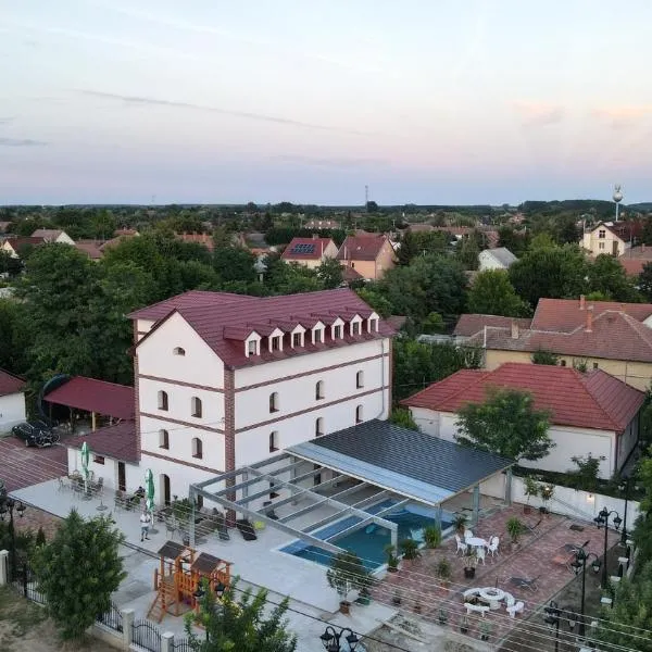 Villa Oliver Abádszalók โรงแรมในAbádszalók