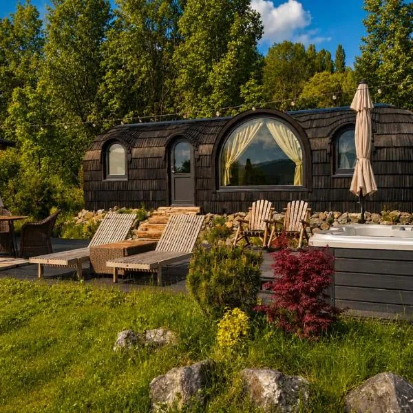 Friday Inn Igloo - Jacuzzi încălzit, Foișor cu încălzire infraroșu si videoproiector, Intimitate, Natură, Priveliște & Iaz - Escapadă romantică premium într-un tiny house unic în Romania - La doar o oră de București si 25 min de Sinaia, ξενοδοχείο σε Comarnic