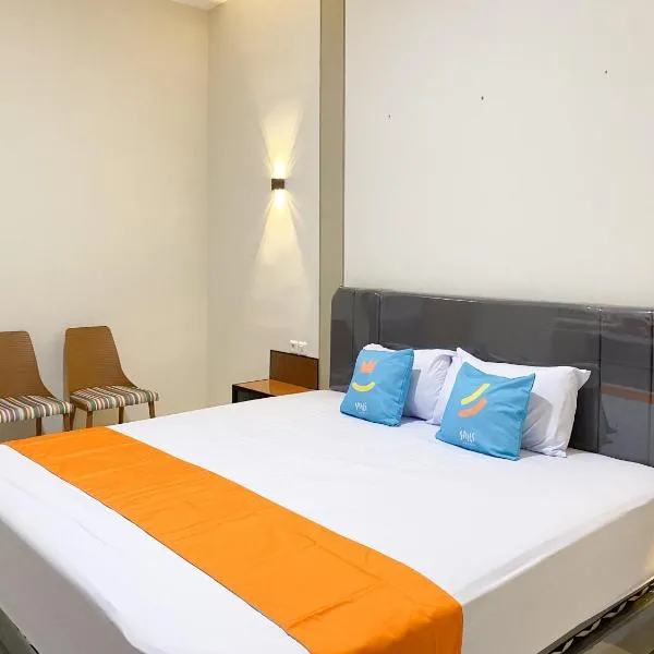 Sans Vibes Grand Surya Jember, hotel em Panti