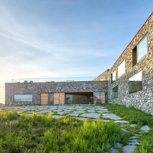 Chetzeron Mountain Hotel، فندق في كرانس مونتانا