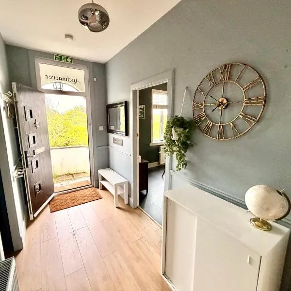 Auchnacree Luxury Villa - Edinburgh - Free Parking & SuperFast WiFi - 4BR Sleeps 8, hotel u gradu Loanhead