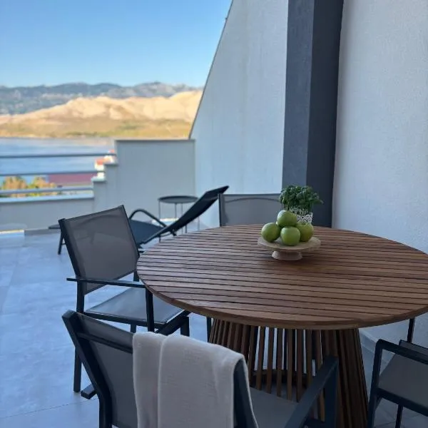 Modern Panoramic Sea View Apartment with Large Terrace, hotel em Pag