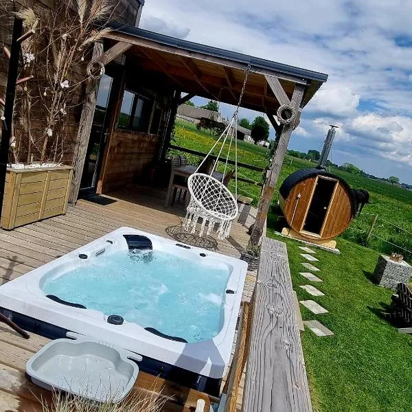 Tiny housse serenity avec jacuzzi et piscine, hotel v destinaci Tinlot