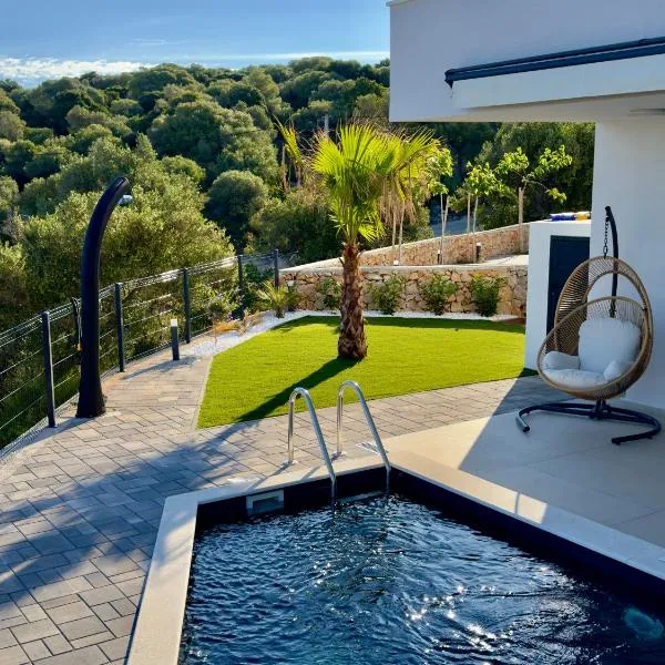 Bellord Lun, Private Heated Swimming Pool with Panoramic Sea View, hotel in Lun