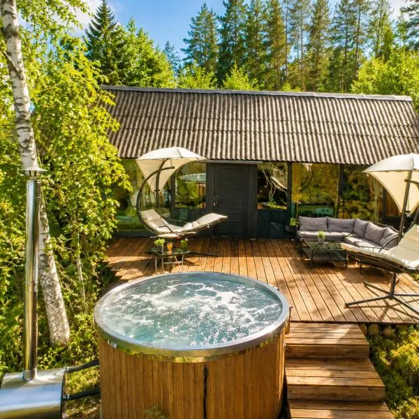 Black Forest Cabin with Hot Tub, Cinema, Lake & Deer Park,Līči的飯店