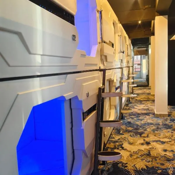 트리반드룸에 위치한 호텔 TRIVPODS Capsule Hotel