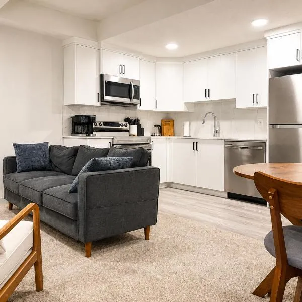 Modern 2BR Private Suite in SW Calgary، فندق في كالغاري