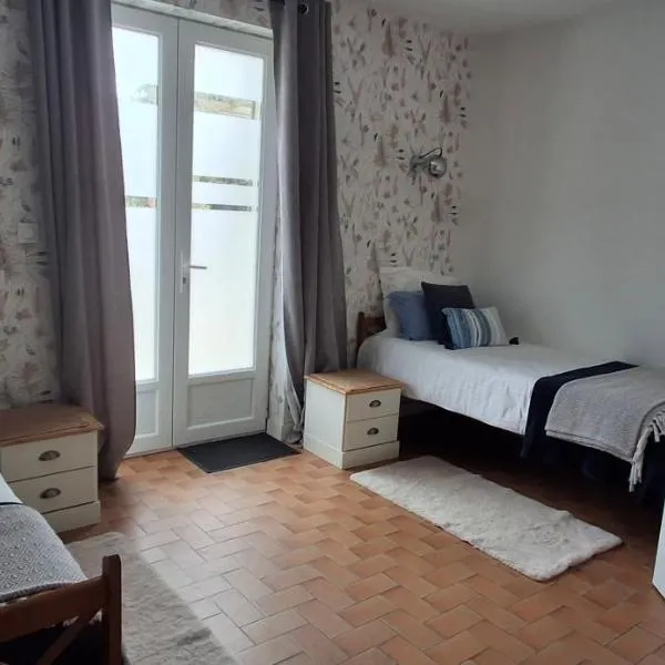 Le Black Dog Pub, hotell i Saint-Aignan