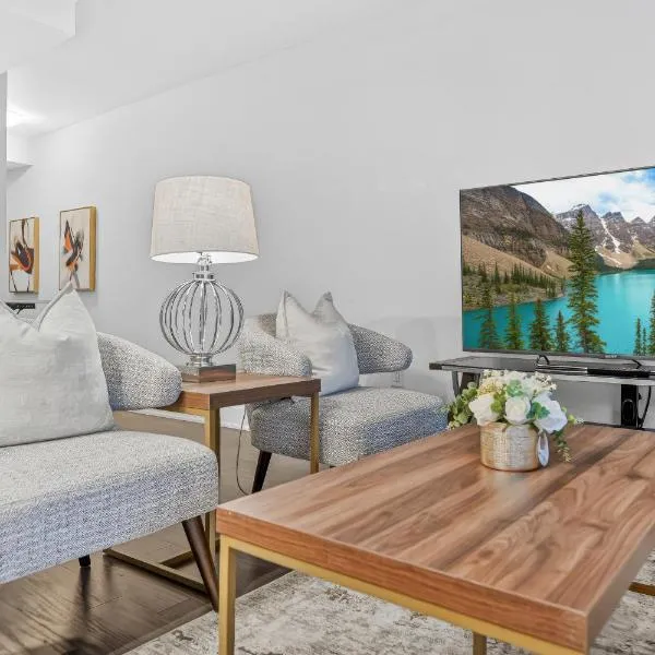 Luxury Condo by subway, UofT, Parking, Pool, Gym, хотел в Торонто