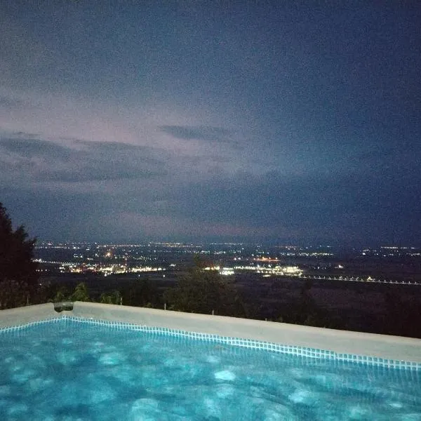 Panorama Studio with Seasonal Pool, hotel en Ruen