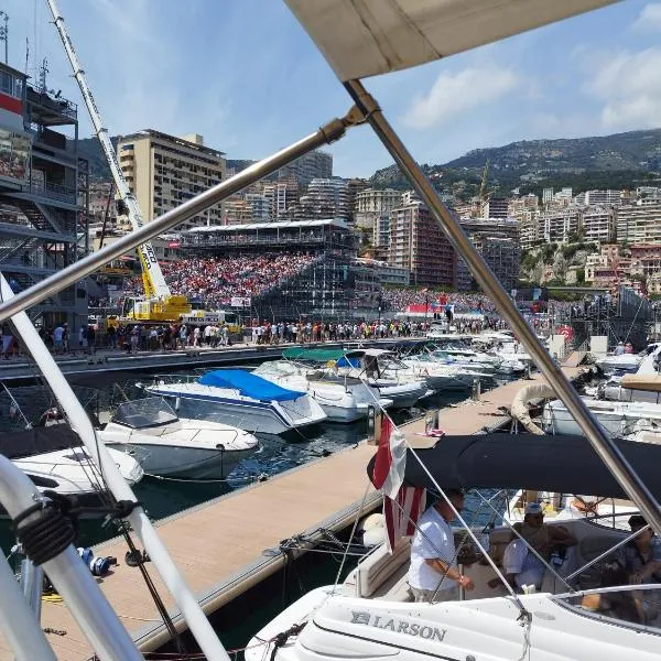 Bateau tout confort au Port de Monaco, hotel a Montecarlo