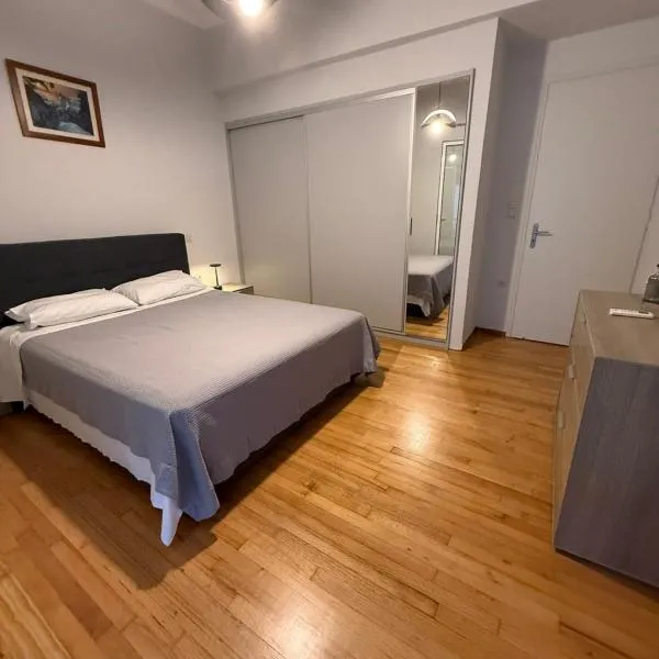 Skyfall with a large balcony and FREE parking in Central Kiato, hotel u gradu 'Kiáton'