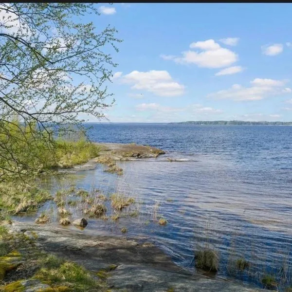 Tiny house with lake view, hotel em Hammarö