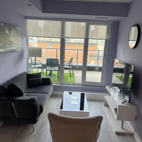 Downtown Luxury Condo Gym & Parking, Hotel in Toronto