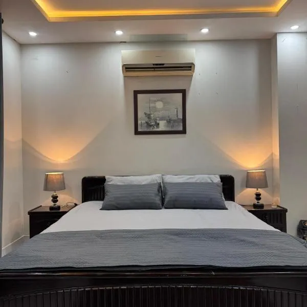 Sleek Modern 1-BHK Apt Steps from Giga Mall DHA2 – hotel w mieście Islamabad