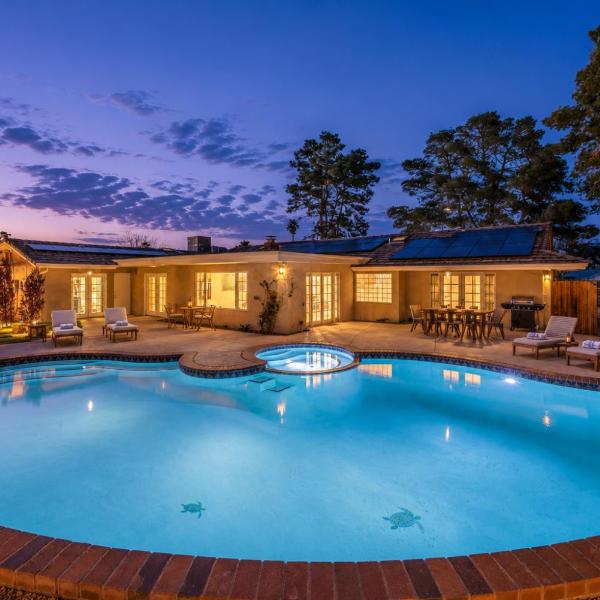 Vegas Mansion: Pool, Spa, Sauna, Theatre, By STRIP, Las Vegas