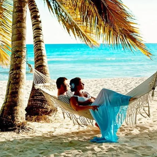 DELUXE OCEAN view VILLAS & Apartments with POOL - PLAYA LOS CORALES, BBQ, SPA: Punta Cana'da bir otel